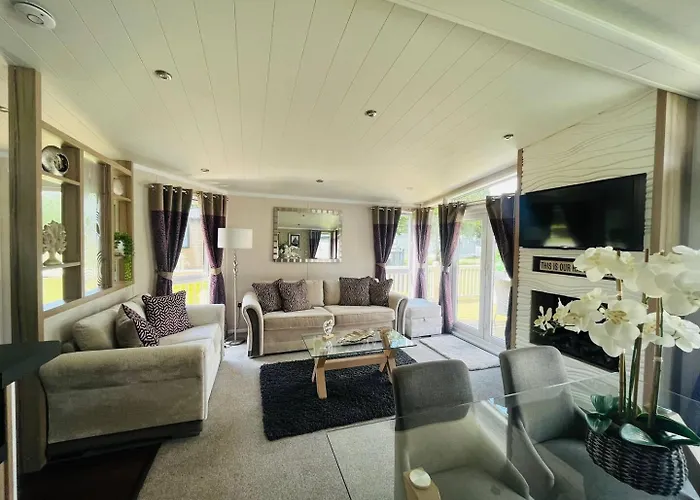 Enzo\'S Lodge With Hot Tub