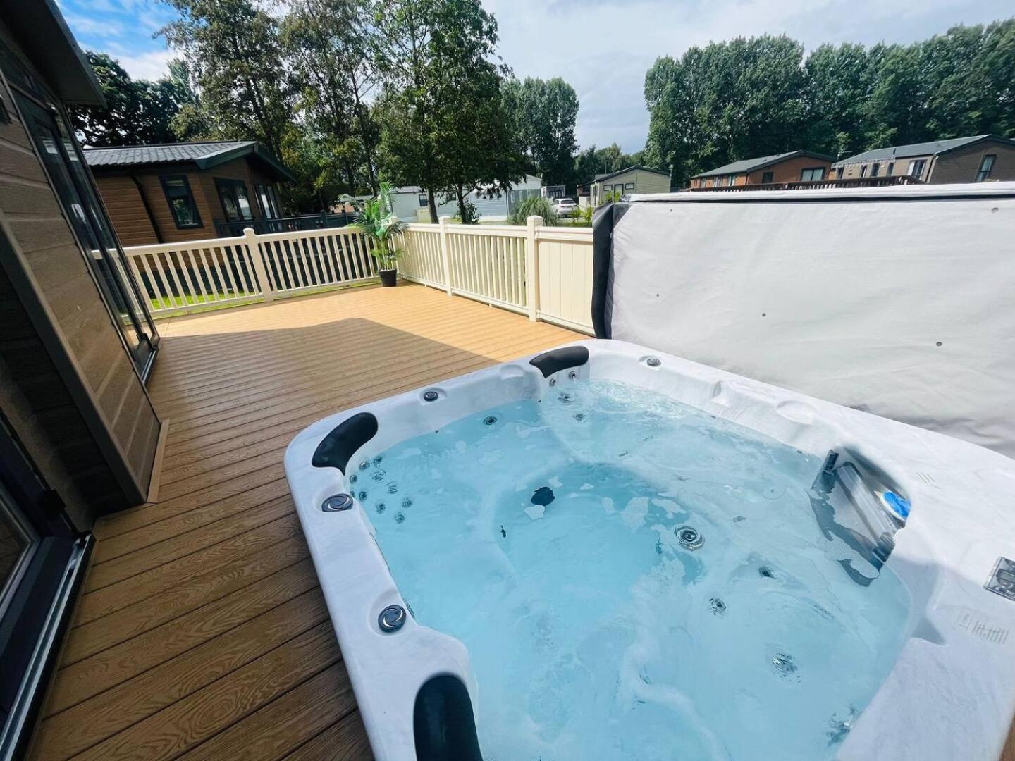Holiday home Enzo's With Hot Tub