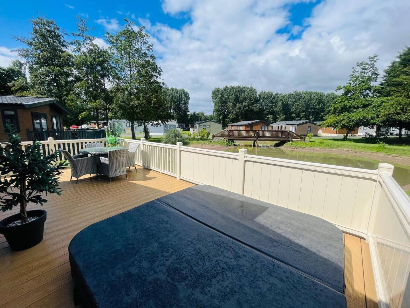 Enzo's With Hot Tub Holiday home York
